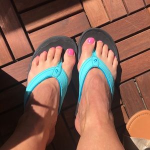 Turquoise flip flops!
